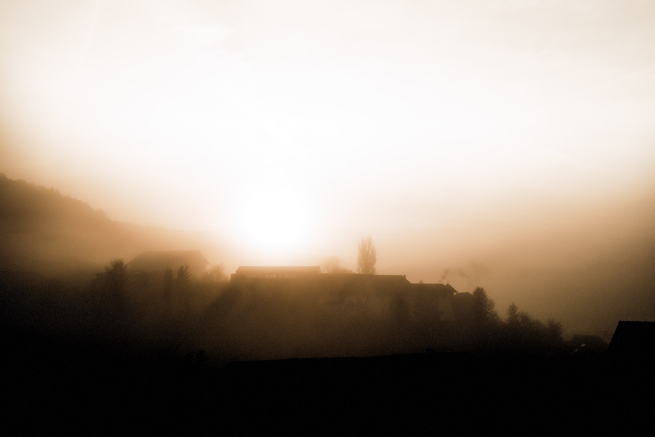 Käsers Schloss bei Sonnenaufgang im Nebel Elfingen Aargau Schweiz